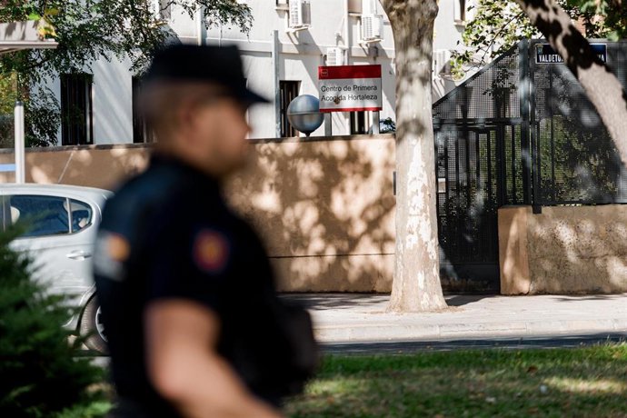 Agentes de la Policía Nacional acordonan el centro de Primera Acogida de Hortaleza