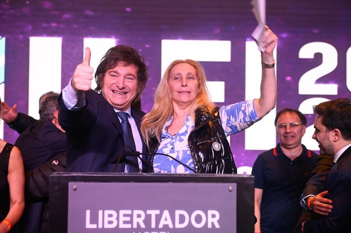 Archivo - Arquivo - 22 de outubro de 2023, Argentina, Buenos Aires: Javier Milei (esq.), candidato à presidência pelo partido La Libertad Avanza, e sua irmã Karina Milei são aplaudidos por apoiadores após o anúncio dos resultados da eleição. Foto: Igor Wa