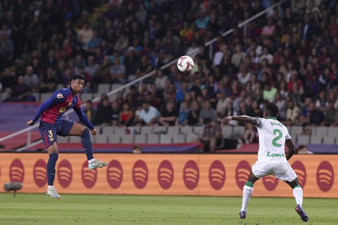 Archivo - 25 September 2024, Spain, Brcelona: Barcelona's Alejandro Balde (L) and Getafe's Djene Dakonam battle for the ball during the Spanish Division Primera soccer match between FC Barcelona and Getafe CF at the Estadi Olimpic Lluis Companys. Photo: G