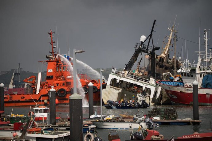 Agentes de los Servicios de Emergencias trabajan por apagar el incendio del buque Awadi, en el puerto de Ribeira, a 2 de septiembre de 2025, en Ribeira, A Coruña
