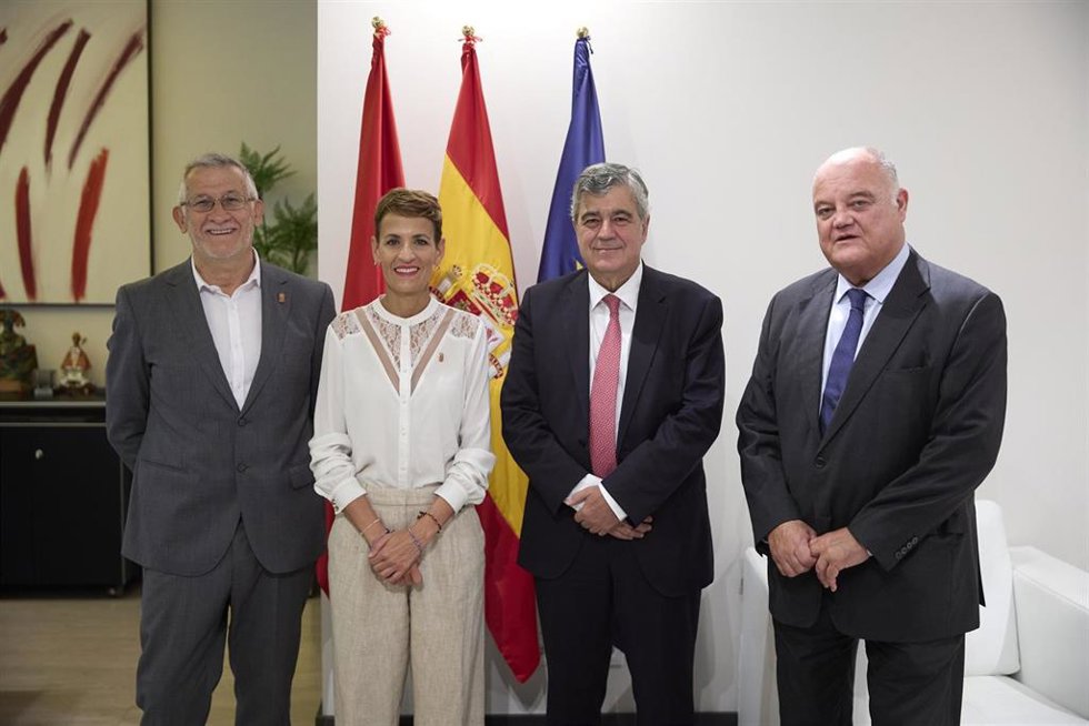 El vicepresidente Taberna; la presidenta de Navarra, María Chivite; el director general de Fundación 'la Caixa', Josep María Coronas; y el director general adjunto de Asuntos Corporativos, Sergi Loughney