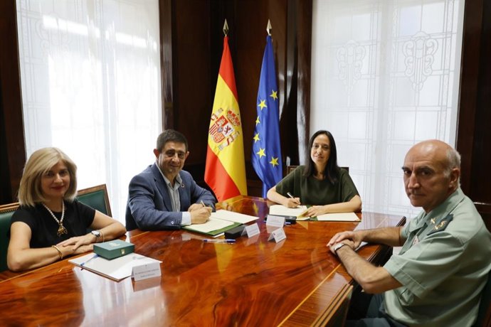 Firma del acuerdo entre la Diputación y la Dirección de la Guardia Civil para rehabilitar la academia de Úbeda.