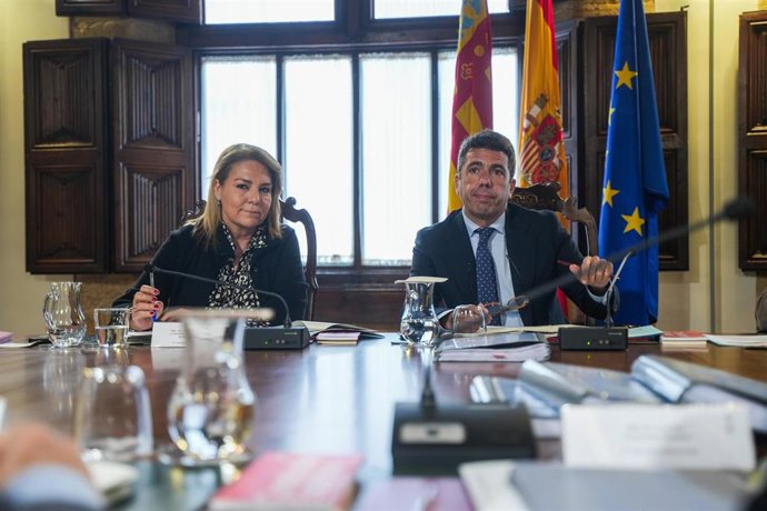 Archivo - El 'president' de la Generalitat, Carlos Mazón (d), y la vicepresidenta primera del Consell, Susana Camarero (i)