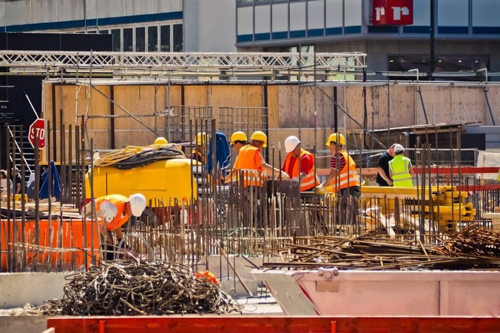 Archivo - Un grupo de trabajadores de la construcción en una obra.