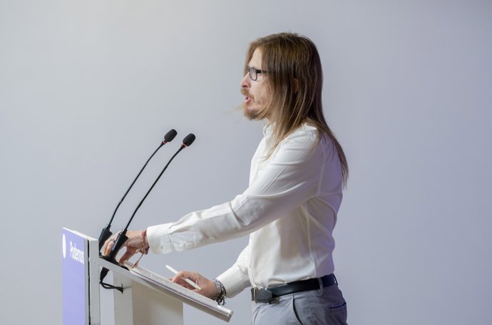 El secretario de Organización y portavoz de Podemos, Pablo Fernández, durante una rueda de prensa, en la sede de Podemos, a 29 de julio de 2025, en Madrid (España).