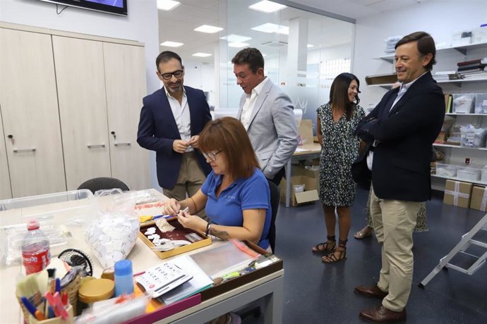 Romero (izda.) visita trabajos de joyería.