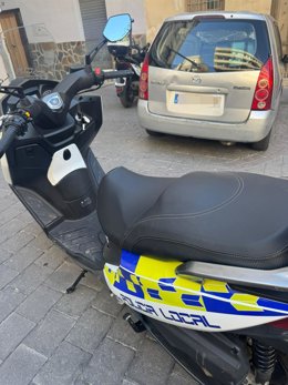 Una moto de la Policía Local junto al vehículo inmovilizado.