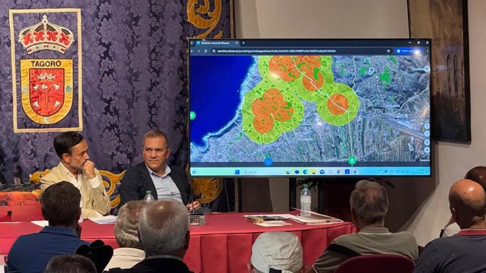 El vicepresidente del Cabildo de Tenerife, Lope Afonso, y el consejero de Sector Primario, Valentín González, en una reunión con viticultores de Tacoronte Acentejo para abordar la plaga de flioxera