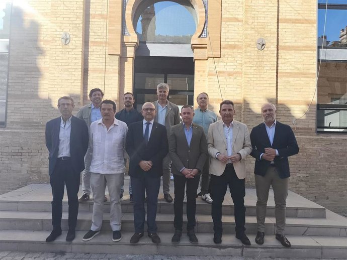 Foto de familia de la presentación en Sevilla de las XV Jornadas Europeas de la Castaña, Eurocastanea 2025.