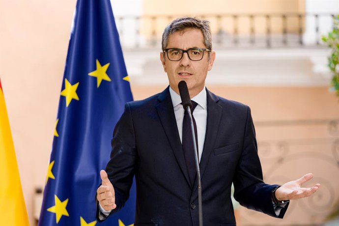 O Ministro da Justiça, Presidência e Relações com os Tribunais, Félix Bolaños, fala à mídia no Palácio Parcent, em 3 de setembro de 2025, em Madri (Espanha). Bolaños disse que há um debate interno entre os presidentes