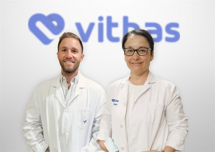 El doctor Francisco Rodríguez junto a la doctora Antonia Luis de Vithas Sevilla.