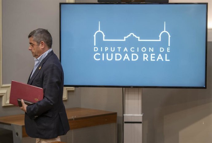 El diputado provincial Luis Alberto Marín anuncia su dimisión como vicepresidente provincial en rueda de prensa.