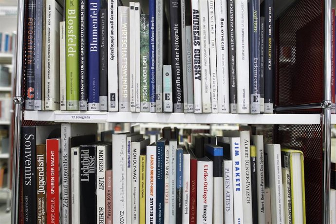 Archivo - Imagen de libros en una biblioteca. 