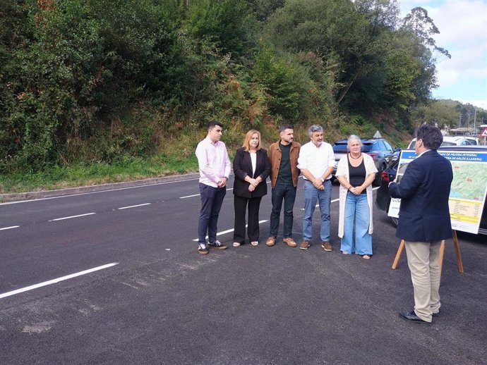 El consejero de Movilidad, Alejandro Calvo; la alcaldesa de Llanera, Eva María Pérez; y el viceconsejero de Infraestructuras, Jorge García, acompañados por representantes municipales, técnicos de la consejería y responsables de la empresa adjudicataria.