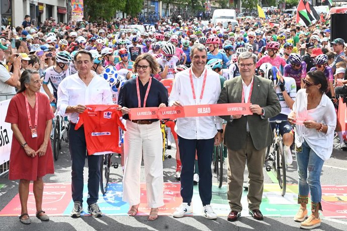El alcalde de Bilbao, Juan María Aburto, cortan la cinta de salida de la 11ª etapa de la Vuelta Ciclista, junto al resto de autoridades.