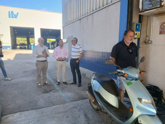 Visita del conseller insular de Territorio, Movilidad e Infraestructuras, Fernando Rubio, a la ITV de So n'Oms.