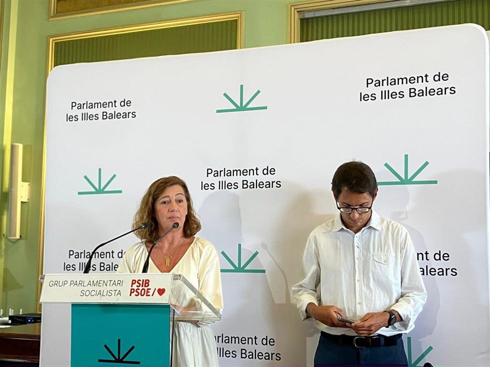 La secretaria general del PSIB, Francina Armengol, y el portavoz del grupos socialista en el Parlament, Iago Negueruela.