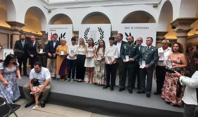 Foto de familia con la presidenta de la Junta, María Guardiola, en el acto conmemorativo del Día de Reconocimiento y Memoria de las Víctimas de Terrorismo Extremeñas