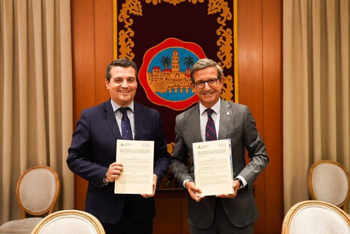 El consejero de Industria, Energía y Minas de la JuntaJorge Paradela (dcha.), y el presidente de la Federación Andaluza de Municipios y Provincias (FAMP) y alcalde de Córdoba, José María Bellido.