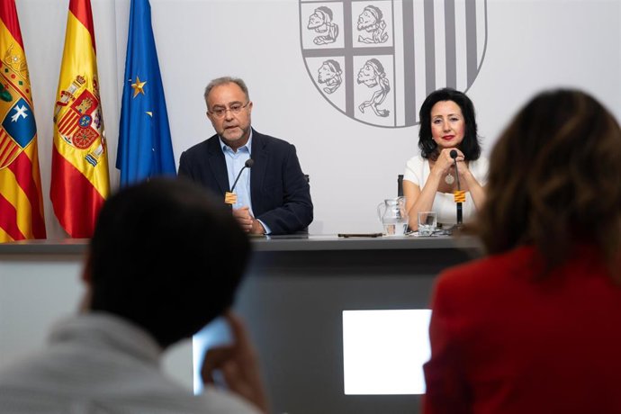 José María Fuster y Carmen Bayod, en la presentación del encuentro de Comisiones Asesoras de Derecho Civil.