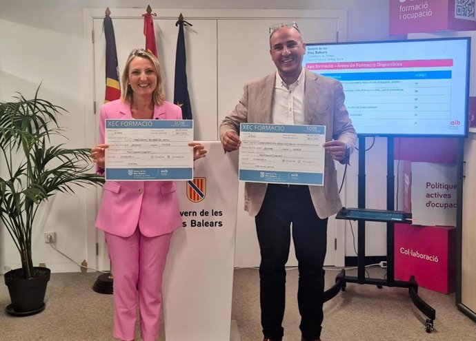 La consellera de Trabajo, Función Pública y Diálogo Social, Catalina Cabrer, y el director del SOIB, Ismael Alonso, presentan el 'Cheque formativo'.