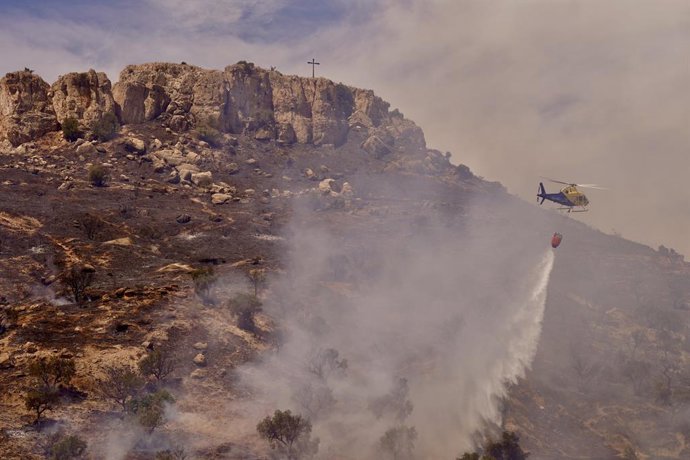 Medios aéreos combaten un incendio declarado en la zona de Monte Coronado en Málaga. A 1 de septiembre de 2025, en Málaga (Andalucía, España). Un incendio forestal ha afectado este lunes al paraje de Monte Coronado, en Málaga capital, donde ya trabajan ef