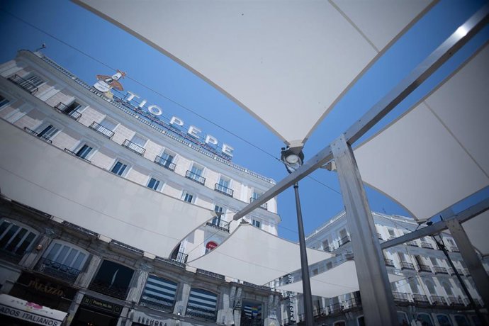 Archivo - Toldos instalados por el Ayuntamiento de Madrid en la Puerta del Sol