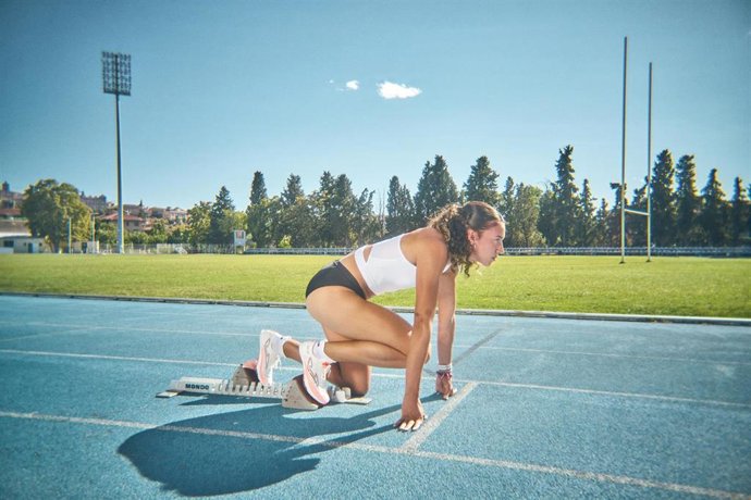 La velocista y relevista Daniela Fra ficha por Joma.