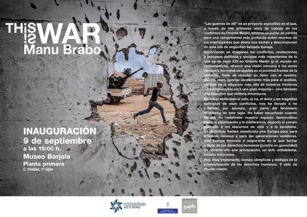 Cartel anunciador de la exposición 'This is war', fotoperiodista asturiano Manu Brabo que se inaugura en el museo Barjola el viernes 5 de septiembre de 2025.