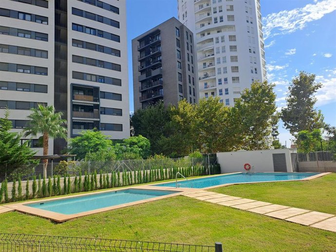 El Residencial Izar de Metrovacesa, ubicado en el barrio de Les Moreres de València, ofrece zonas comunes con piscina, pistas de pádel y área de juegos infantiles.