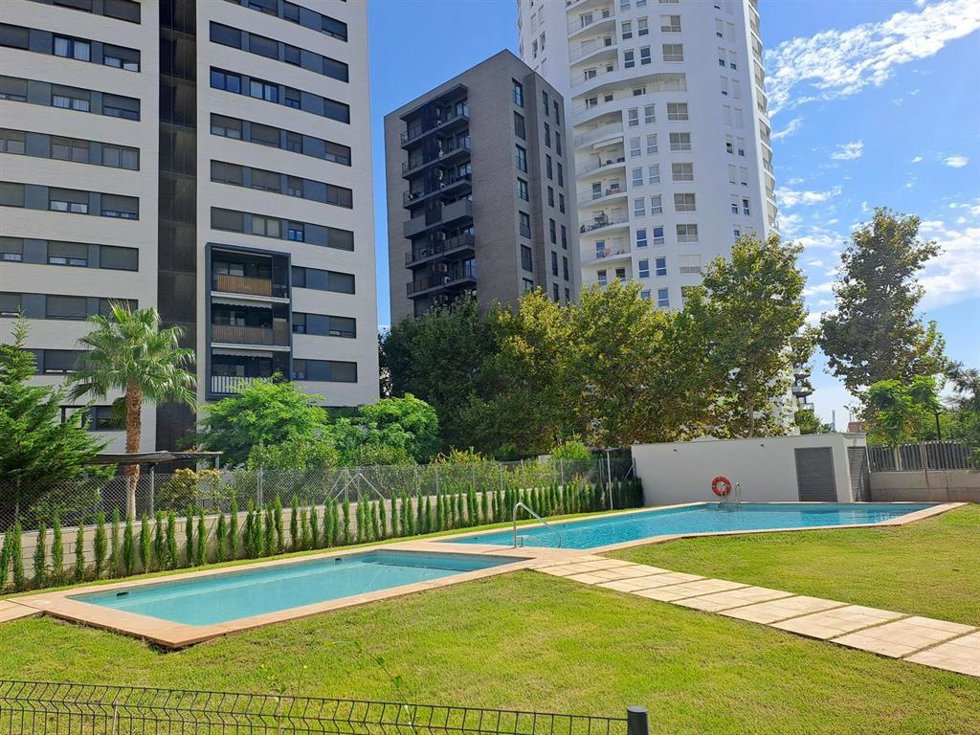 El Residencial Izar de Metrovacesa, ubicado en el barrio de Les Moreres de Valncia, ofrece zonas comunes con piscina, pistas de pádel y área de juegos infantiles.