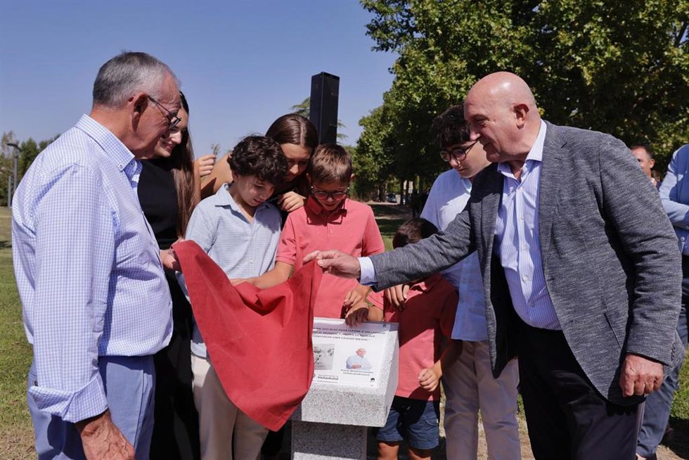 Inauguración del carril bici del Camino Viejo de Simancas, que llevará el nombre del exciclista Tomás Nistal.