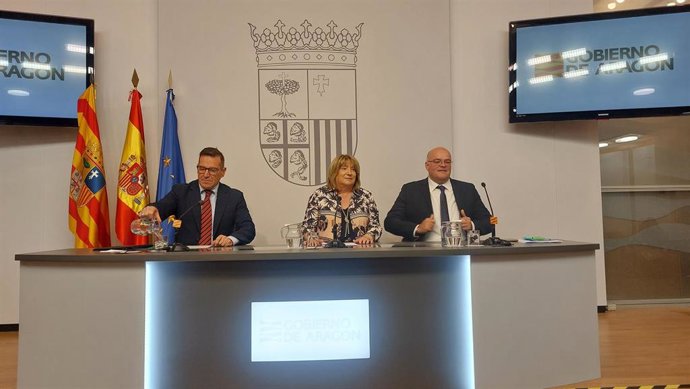 La consejera de Educación, Cultura y Deporte, Tomasa Hernández, junto a los directores generales de Planificación, Centros y FP, Luis Mallada, y de Personal, Formación e Innovación, José María Cabello.
