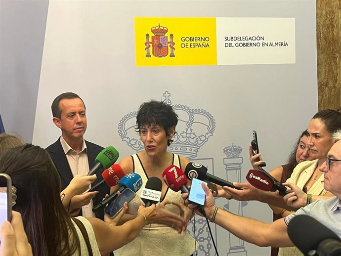 La ministra de Inclusión, Seguridad Social y Migraciones, Elma Saiz, atiende a los medios en Almería.