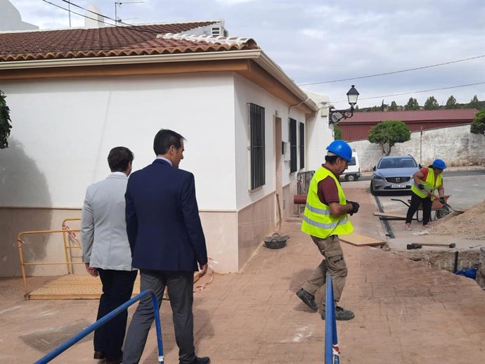 Imagen de la visita a las obras del Plan de Fomento de Empleo Agrario (PFEA) en Cabra (Córdoba).