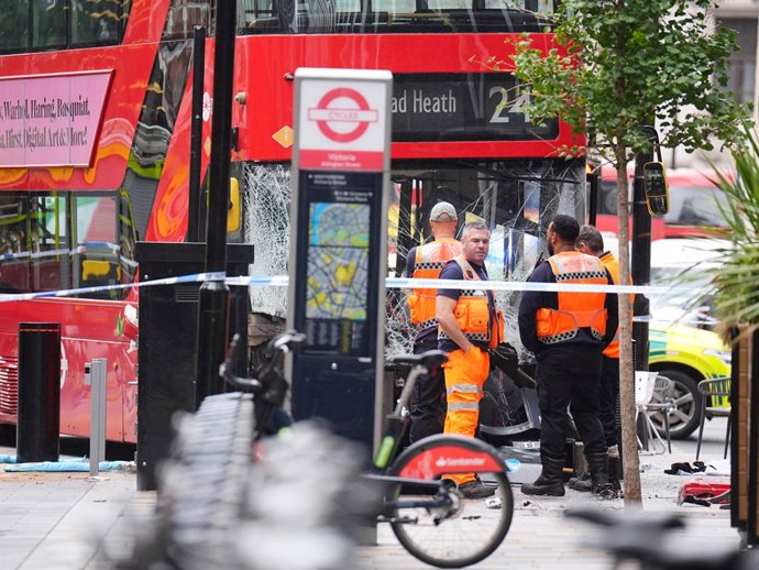 04 September 2025, United Kingdom, London: Emergency services at the scene on Allington Street, London, following an accident involving a double-decker bus. Photo: James Manning/PA Wire/dpa