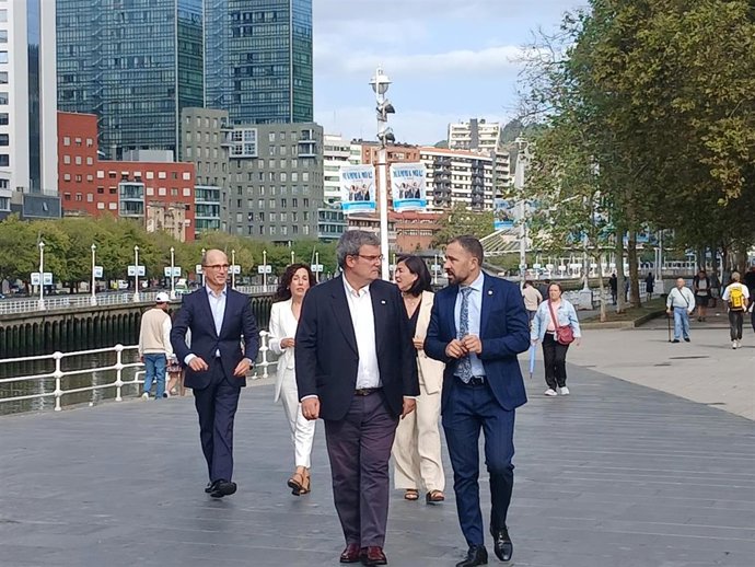 El alcalde de Bilbao, Juan María Aburto, y el consejero de Vivienda, Denis Itxaso, en las calles de la capital vizcaína.