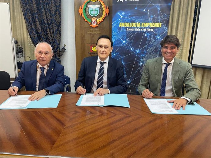 El consejero de Universidad, Investigación e Innovación, José Carlos Gómez Villamandos (centro), en la firma del convenio.