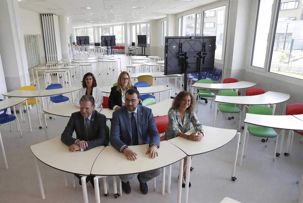 El alcalde de Oviedo, Alfredo Canteli, el presidente del Principado, Adrián Barbón, y la consejera de Educación, Eva Ledo, en el IES Margarita Salas.