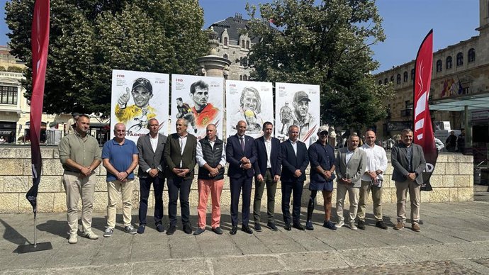Organizadores y representantes de entidades colaboradoras del Foro Internacional del Deporte Ciudad de León Abanca 2025 tras la presentación del evento.