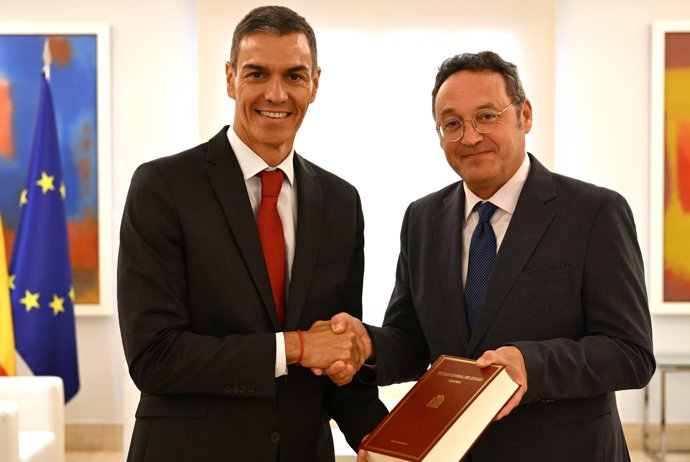 El presidente del Gobierno, Pedro Sánchez (i), recibe del fiscal general del Estado, Álvaro García Ortiz (d), un ejemplar de la Memoria Anual de la Fiscalía, en el Complejo de la Moncloa, a 4 de septiembre de 2025, en Madrid (España).