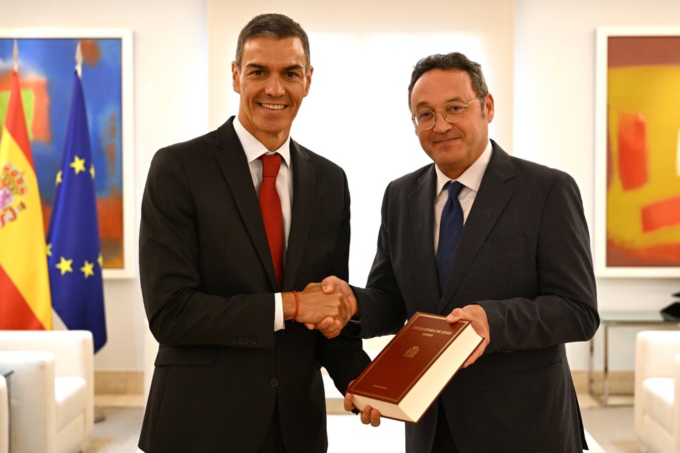 El presidente del Gobierno, Pedro Sánchez (i), recibe del fiscal general del Estado, Álvaro García Ortiz (d), un ejemplar de la Memoria Anual de la Fiscalía, en el Complejo de la Moncloa, a 4 de septiembre de 2025, en Madrid (España).