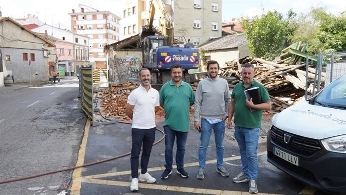 Visita a las obras de derribo en la avenida Gijón de Pola de Siero.