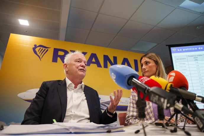 El CEO de la aerolínea irlandesa, Eddie Wilson y la responsable de comunicación de la 'low cost' en España, Alejandra Ruiz.