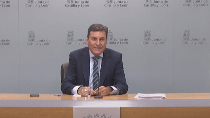 El consejero de Economía y Hacienda y portavoz del Ejecutivo autonómico, Carlos Fernández Carriedo, en la rueda de prensa posterior al Consejo de Gobierno