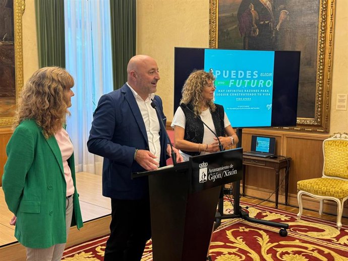 El concejal de Servicios Sociales del Ayuntamiento de Gijón, Guzmán Pendás, interviene en la presentación de la Campaña prevención del suicidio en Asturias.