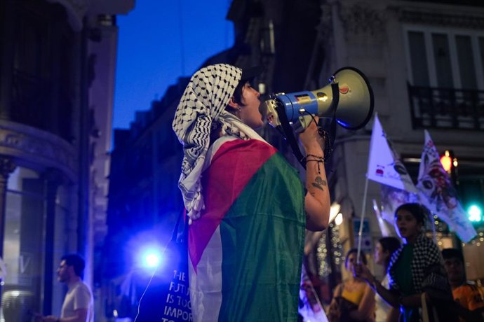Archivo - Arxiu - Una persona amb altaveu durant una manifestació en suport a Palestina. ARXIU. 