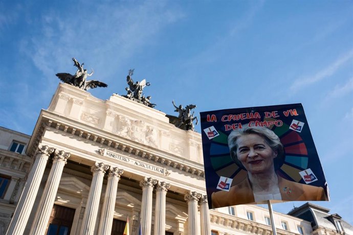 Archivo - Un cartel con la cara de la presidenta de la Comisión Europea, durante una protesta de agricultores y ganaderos frente al Ministerio de Agricultura, a 16 de diciembre de 2024, en Madrid (España). 