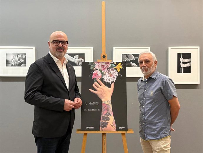 El concejal de Cultura, Juan Carlos Monroy (izda) con el fotógrafo José Luis Haces en la inauguración de 'U-Manos' en Segovia.