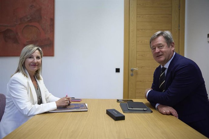 La consejera de Interior, Amparo López, junto a su homólogo del Ejecutivo Vasco, Bingen Zupiria, durante su reunión.